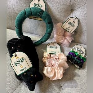 Wicked Limited Edition Hair Accessories Bundle Glinda and Elphaba - 5 Items
{4}
